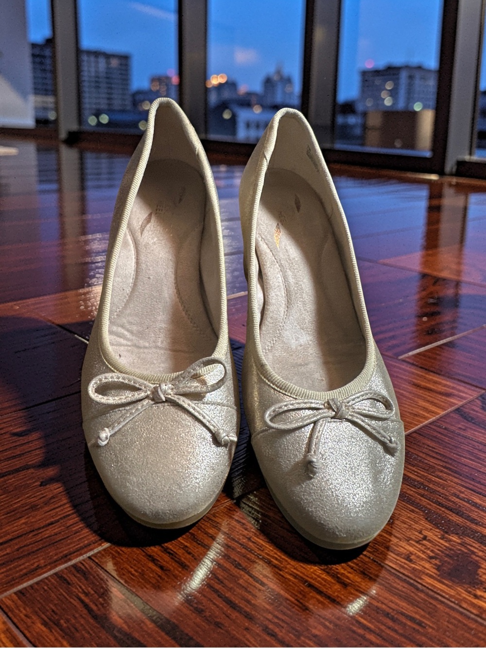 Aerosoles Size 7 “Foxy Lady” Series Gold Shoes Leather Heels and Bows !!!